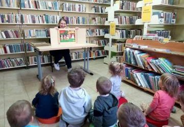 Wizyta przedszkolaków w Bibliotece w Powroźniku
