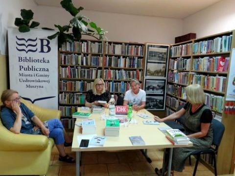 Spotkanie Dyskusyjnego Klubu Książki w Bibliotece w Muszynie. 21.07