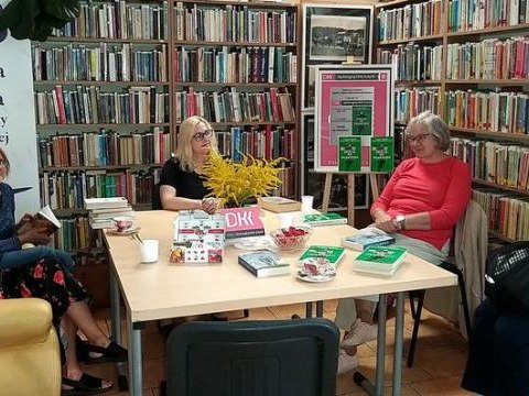 Spotkanie Dyskusyjnego Klubu Książki w Bibliotece w Muszynie. 31.08