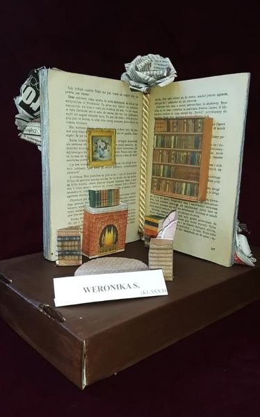 Wystawa prac uczennic klas 6-8  Zespołu Szkolno-Przedszkolnego w Złockiem, nagrodzonych w konkursie bibliotecznym „RECYKLINGOWY KREATOR – DRUGIE ŻYCIE STAREJ KSIĄŻKI”