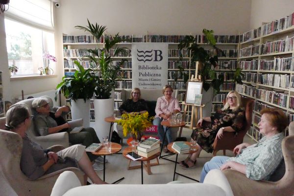Spotkanie Dyskusyjnego Klubu Książki w Bibliotece w Muszynie. 29.08